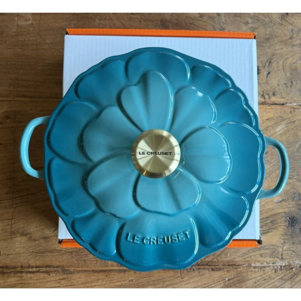 Le Creuset Signature Cast Iron Petal Shallow Casserole 2.25qt Riviera Blue NEW